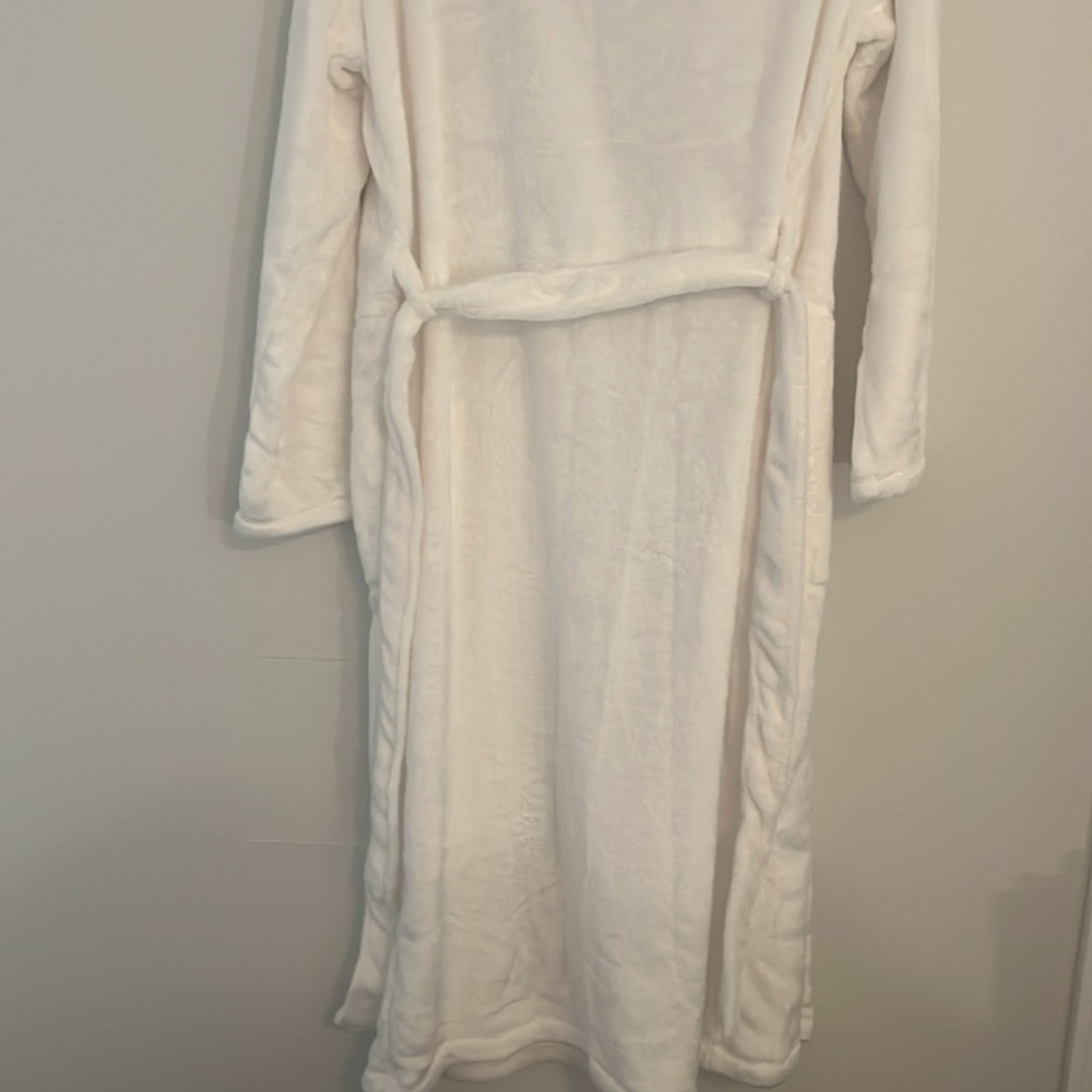 NWT Kim Rogers Plush Robe Size Small ivory/white
SOFT & COZY - Picture 7 of 8
